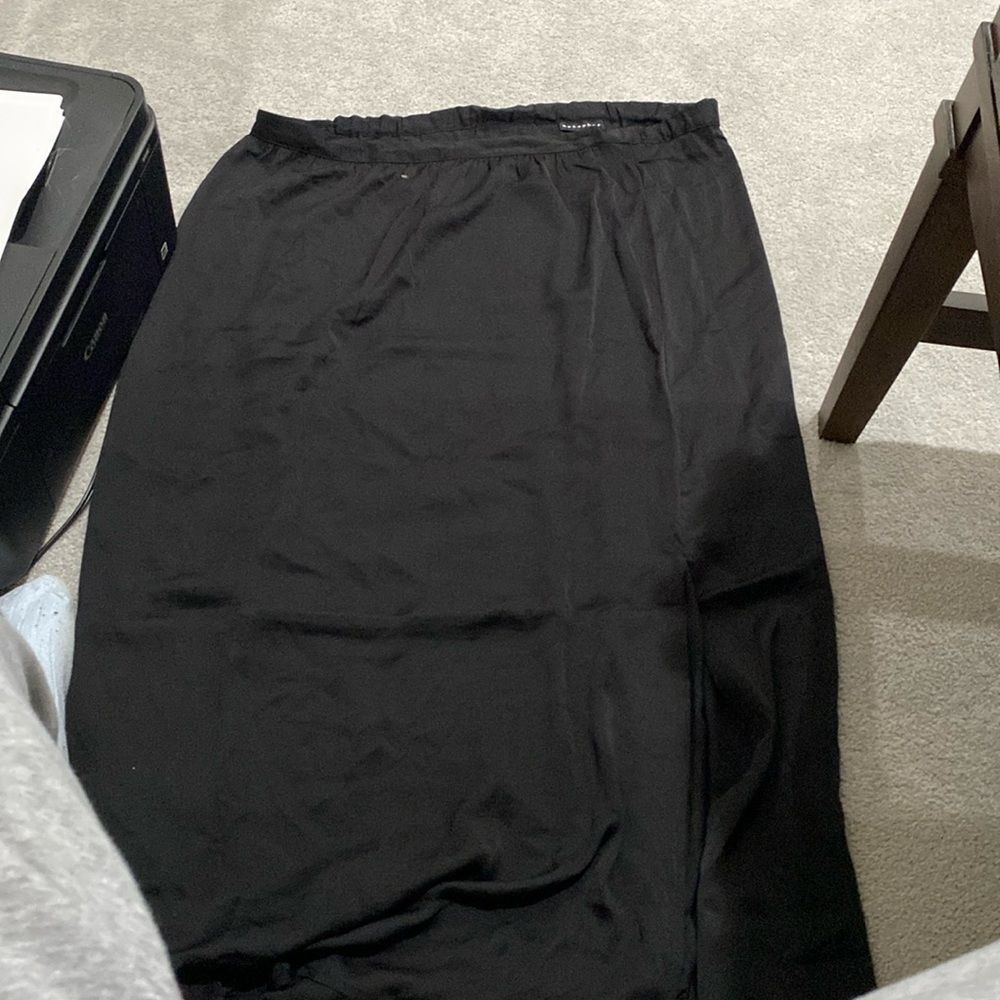 Elastic waist long skirt with slit in front